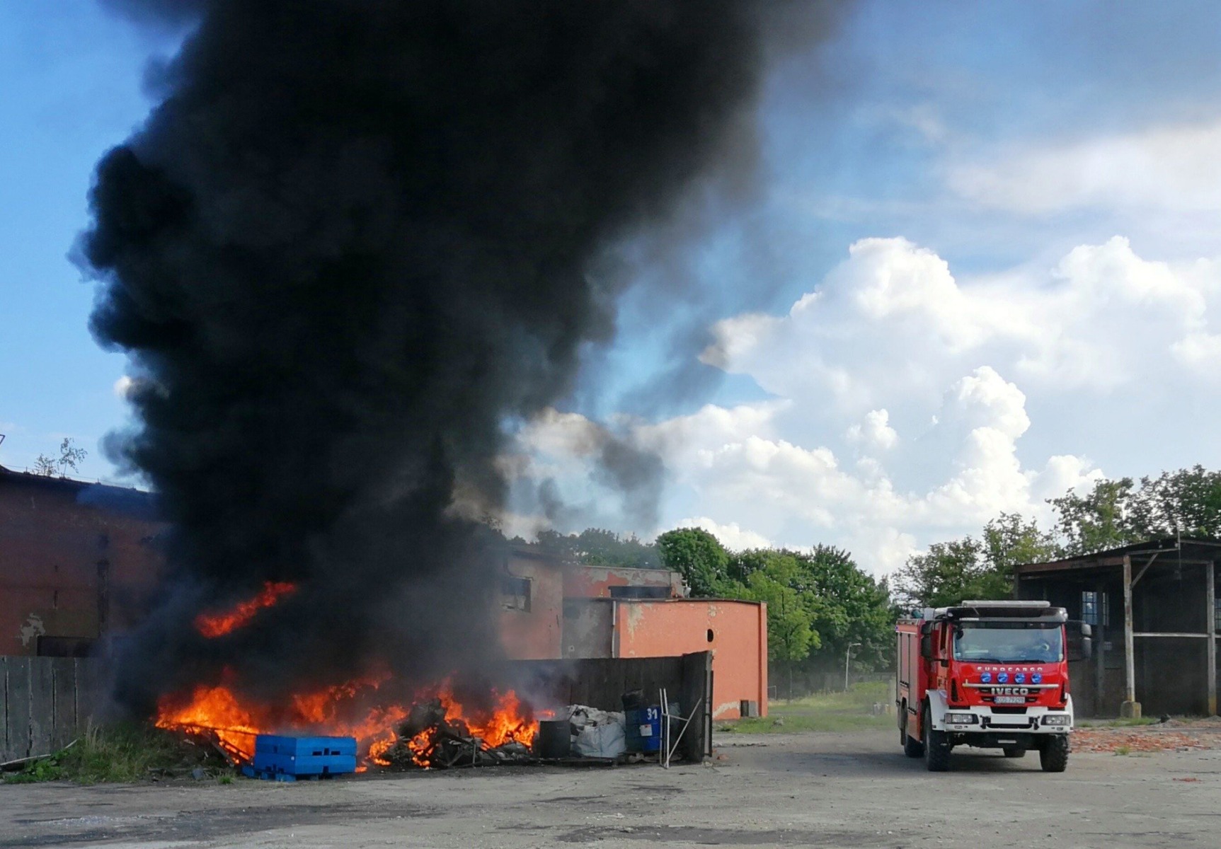 W Brzezince paliło się składowisko odpadów. ZDJĘCIA, FILM!