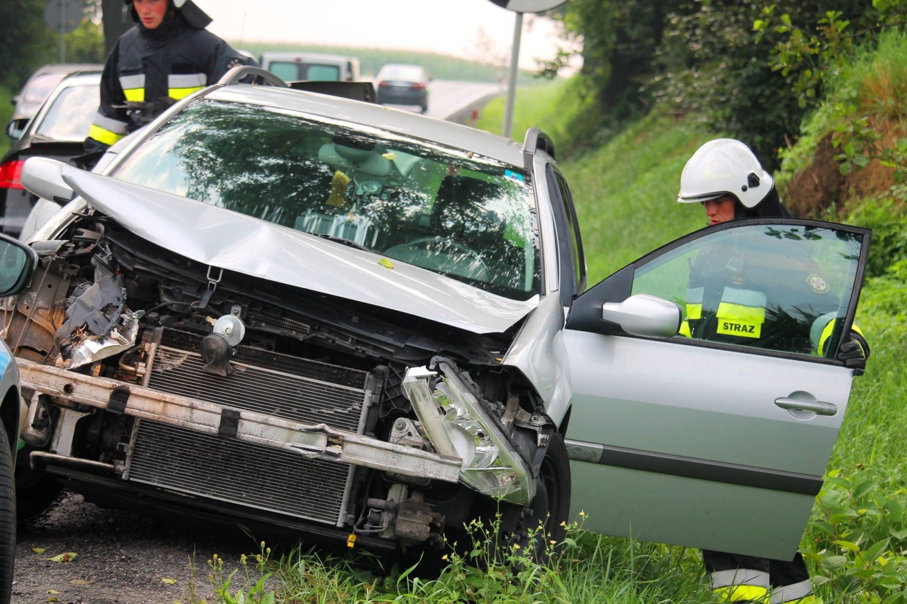 Niebezpiecznie na DK44. Dwa samochody wpadły w poślizg i uderzyły w barierę energochłonną. ZDJĘCIA!