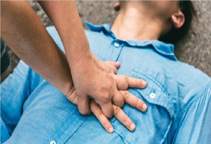 Szybka i przemyślana reakcja przechodniów, pozwoliły przywrócić funkcje życiowe mężczyzny.