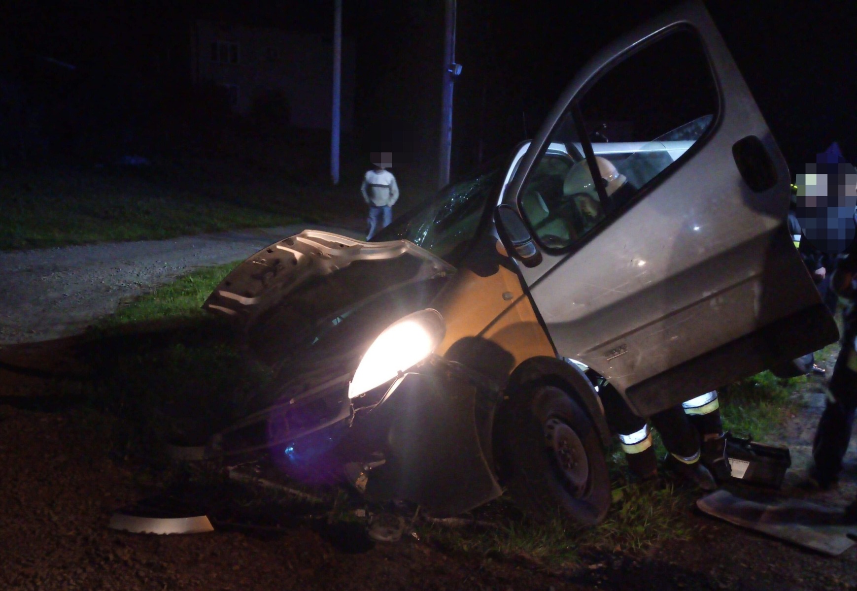 Uderzył w przydrożny mostek i zbiegł z miejsca zdarzenia. ZDJĘCIA!