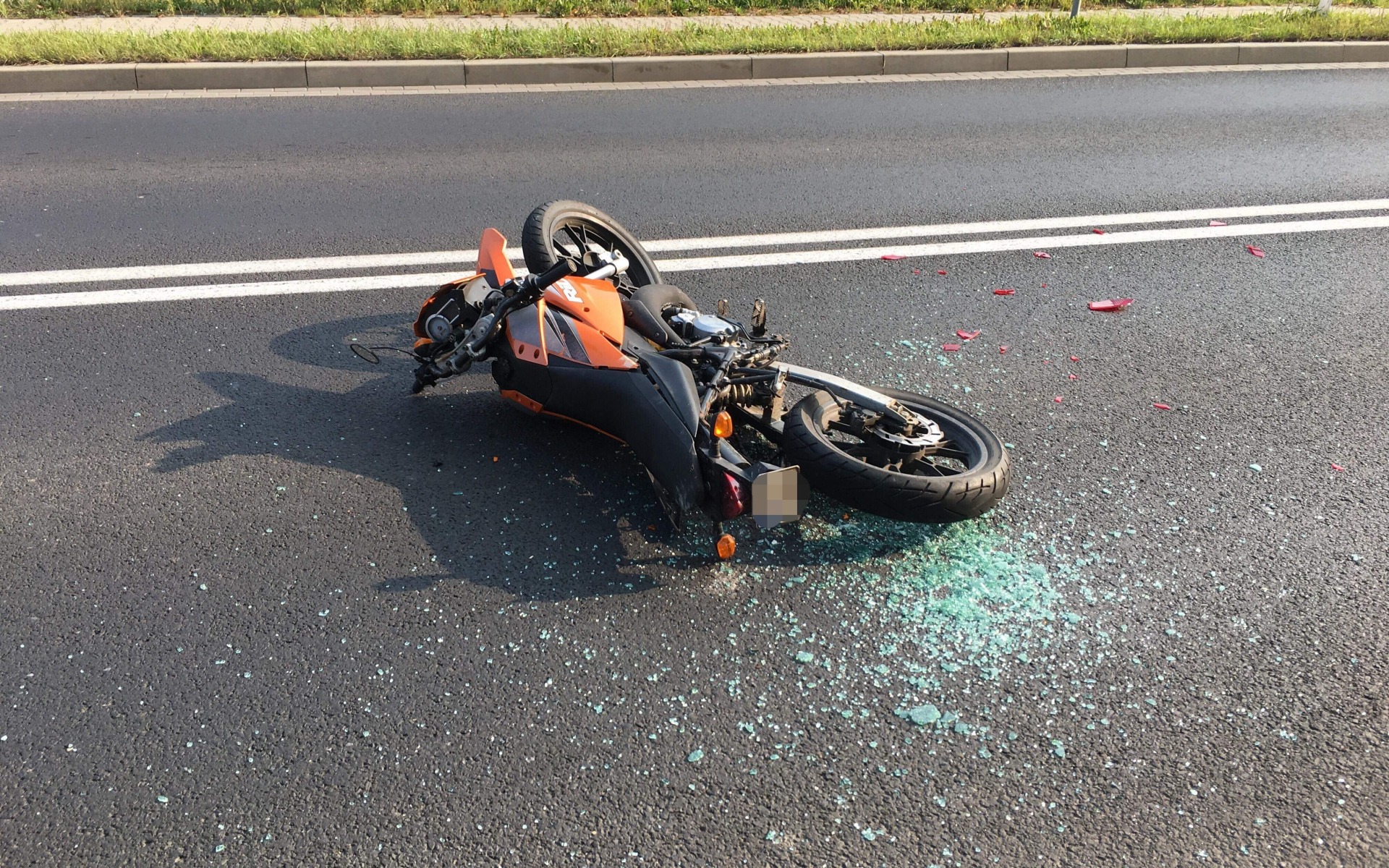 Motocykl uderzył w samochód. Jedna osoba poszkodowana. ZDJĘCIA!