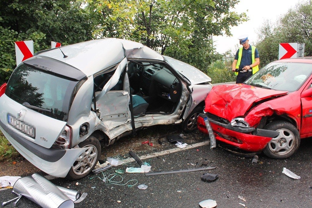 Poważny wypadek w Bobrku. Nie żyje młoda kobieta. ZDJĘCIA!
