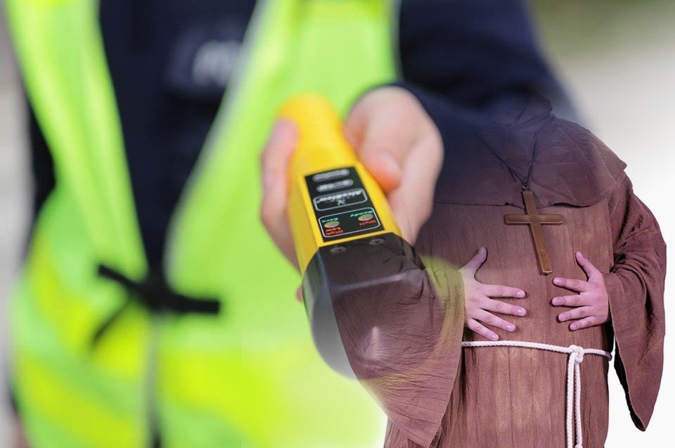 Górnicy wracając z pracy zatrzymali pijanego zakonnika, który prawo jazdy miał od dwóch dni.