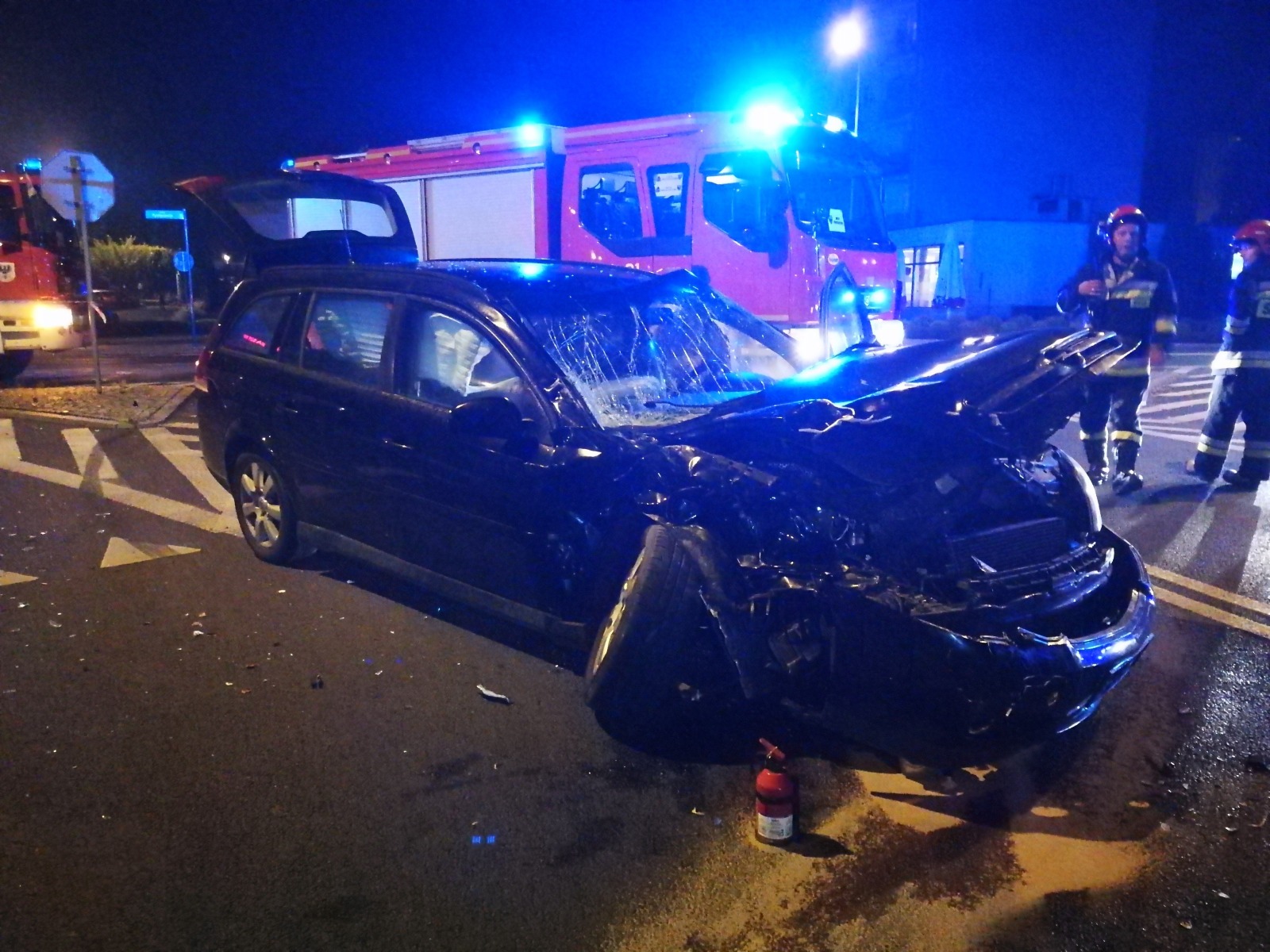 UWAGA ! Poważny wypadek z udziałem busa. Kilka osób poszkodowanych.ZDJECIA!