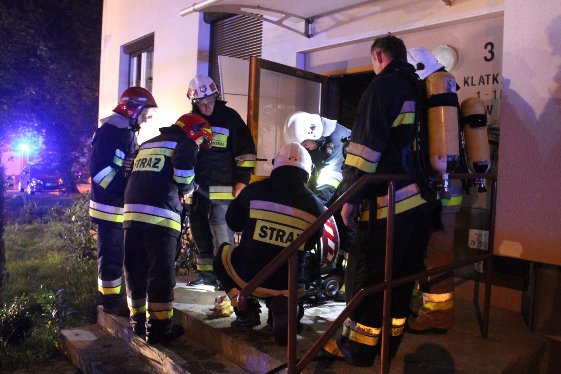 Pożar piwnicy w Kętach. 4 osoby poszkodowane a kilkanaście ewakuowanych.FILM, ZDJĘCIA!