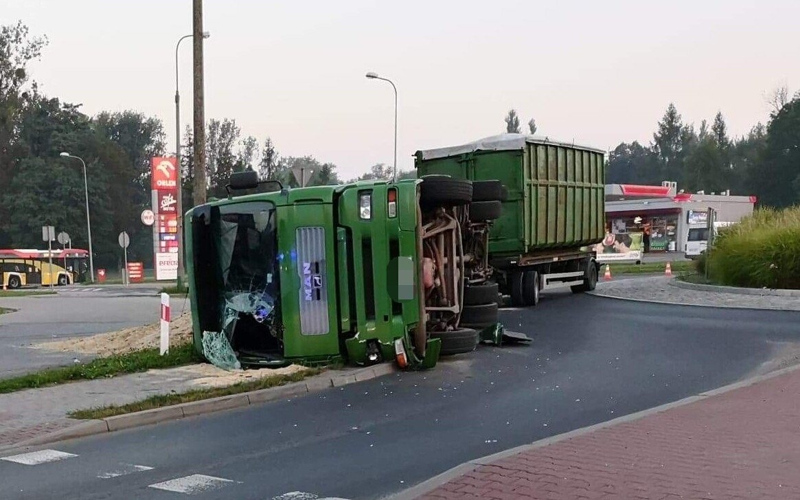 Samochód ciężarowy wywrócił się na zjeździe z ronda w Oświęcimiu.ZDJĘCIA!