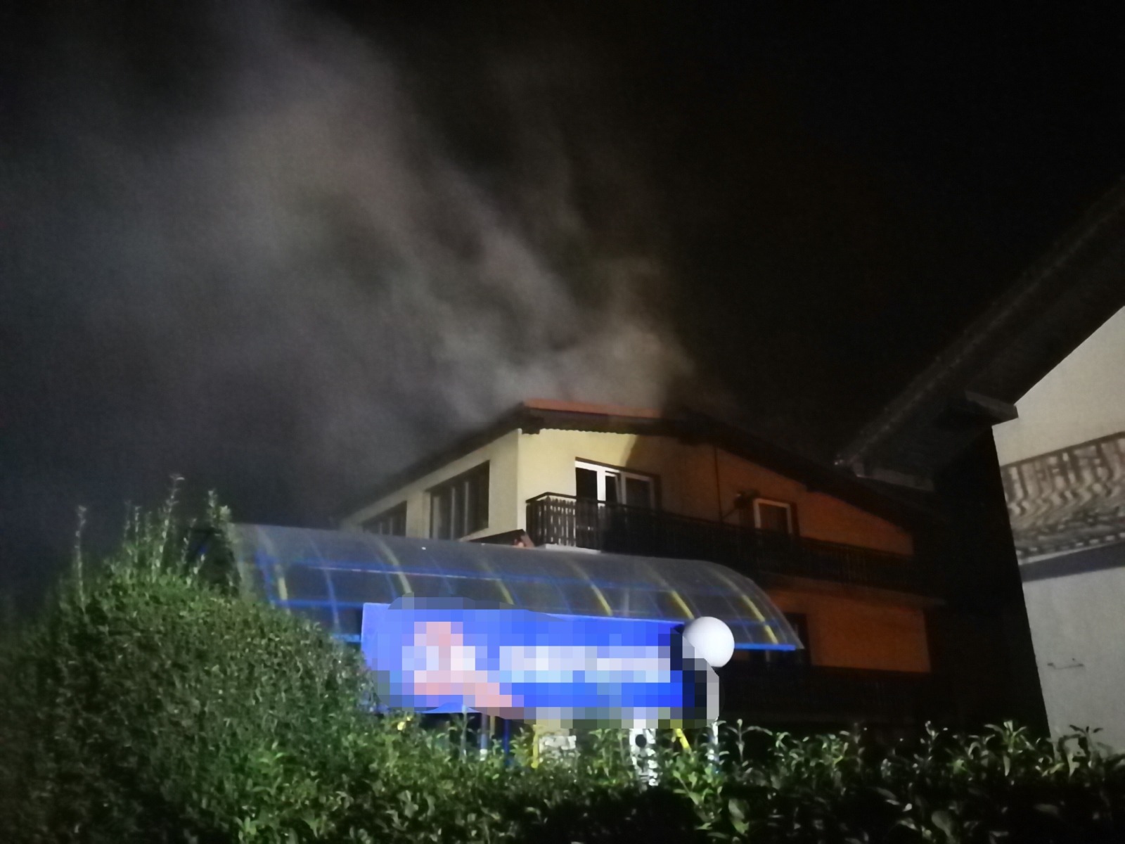 Pożar poddasza w Brzeszczach. ZDJĘCIA, FILM!