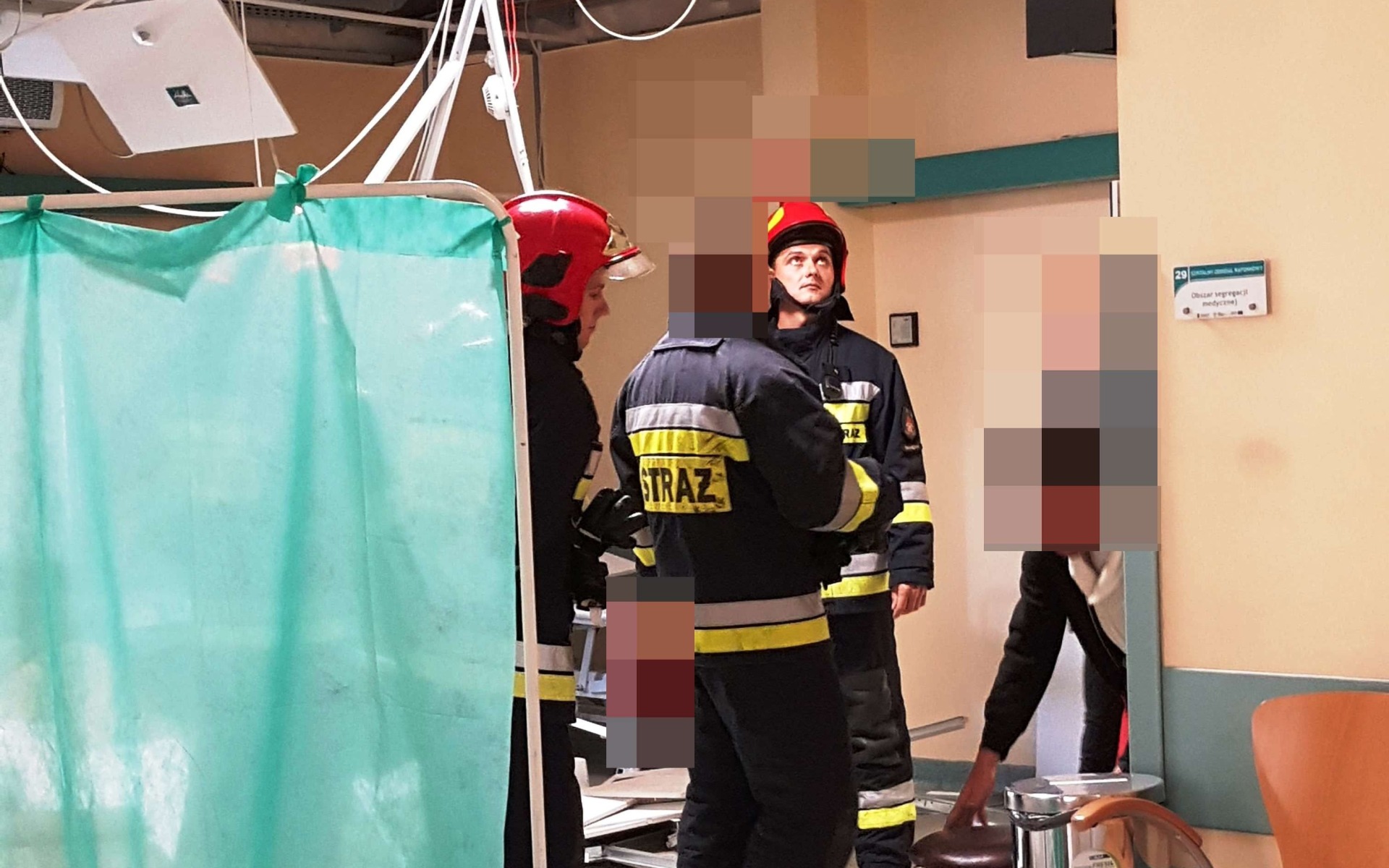 Zawalił się sufit w Szpitalnym Oddziele Ratunkowym. Działania prowadzi JRG Oświęcim. ZDJĘCIA!