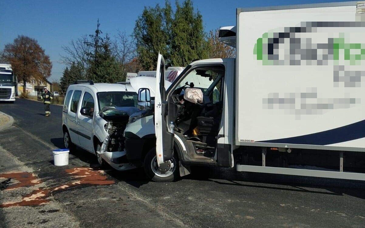 Wypadek w Nowej Wsi. Samochód osobowy zderzył się z samochodem dostawczym. ZDJĘCIA!