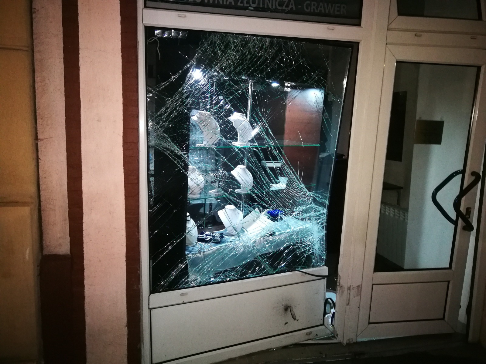 Napad na jubilera w Oświecimiu. Sprawca porzucił i podpalił samochód. ZDJĘCIA!