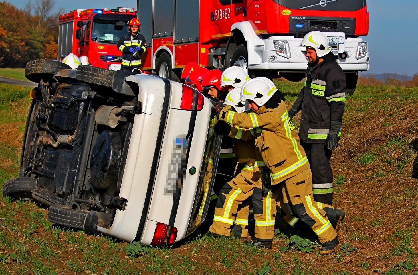 Dachowanie na lokalnej drodze w Zatorze. ZDJĘCIA!