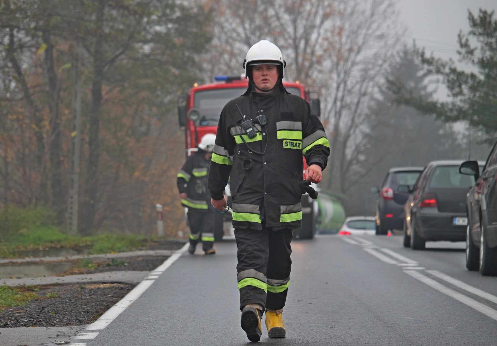 Poranne utrudnienia na DK44. Trzy zastępy neutralizowały plamę substancji ropopochodnej. ZDJĘCIA!