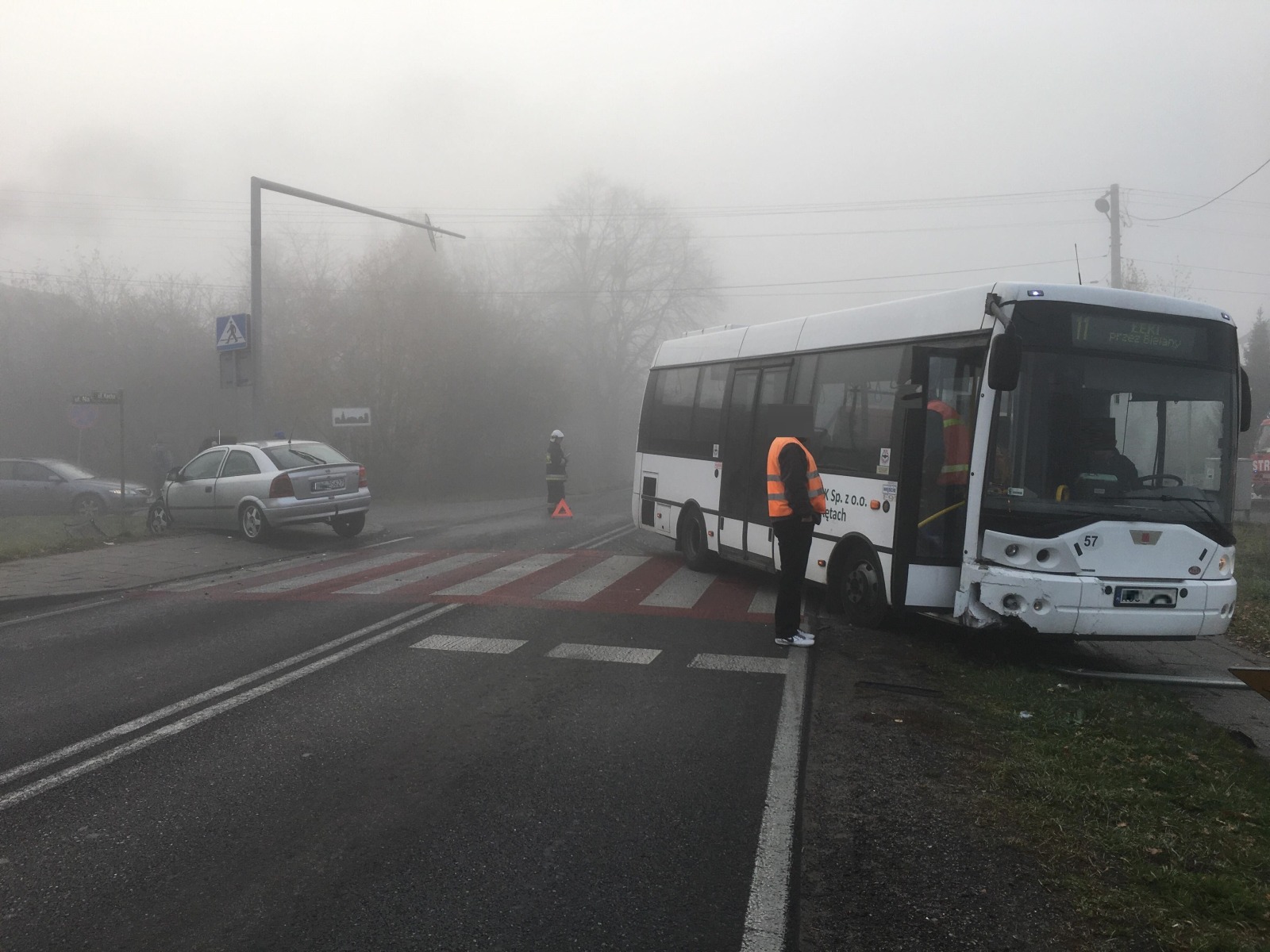 Autokar zderzył się z samochodem osobowym w Bielanach. ZDJĘCIA!