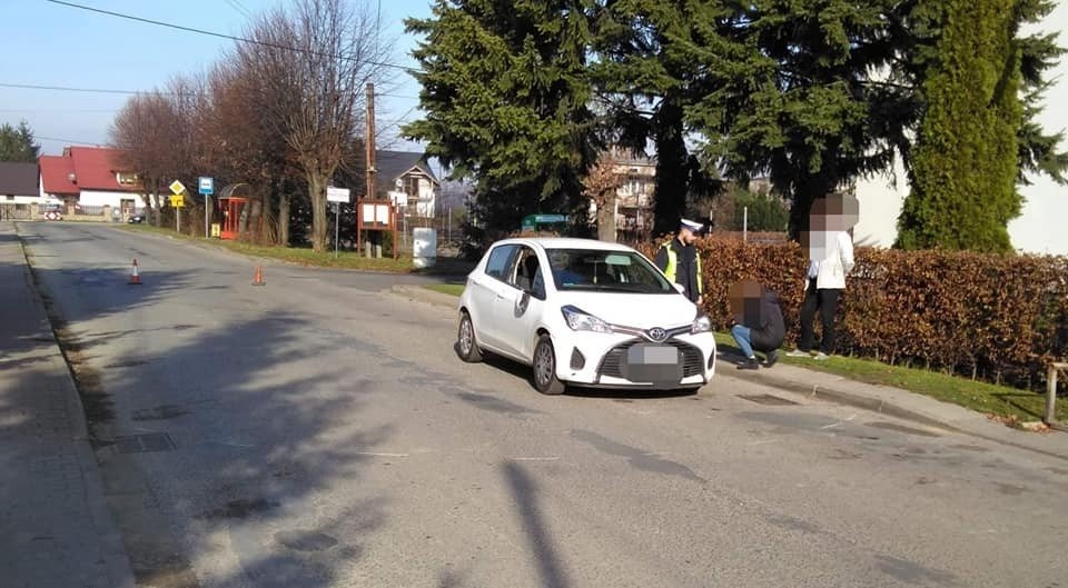 Wypadek drogowy w Zatorze. 82-latek trafił do szpitala. ZDJĘCIA!