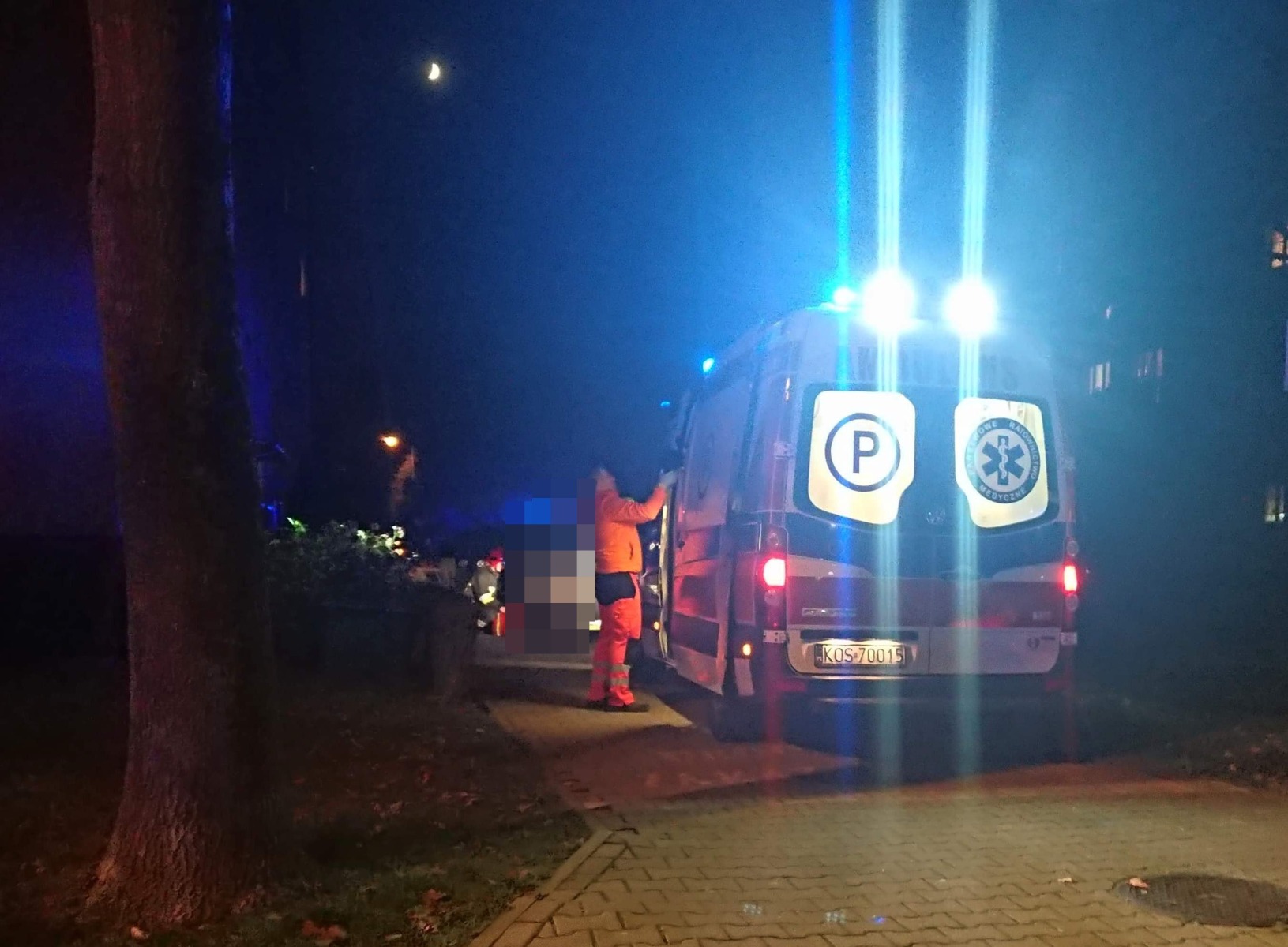 Mężczyzna wypadł z okna na trzecim piętrze. ZDJĘCIA!