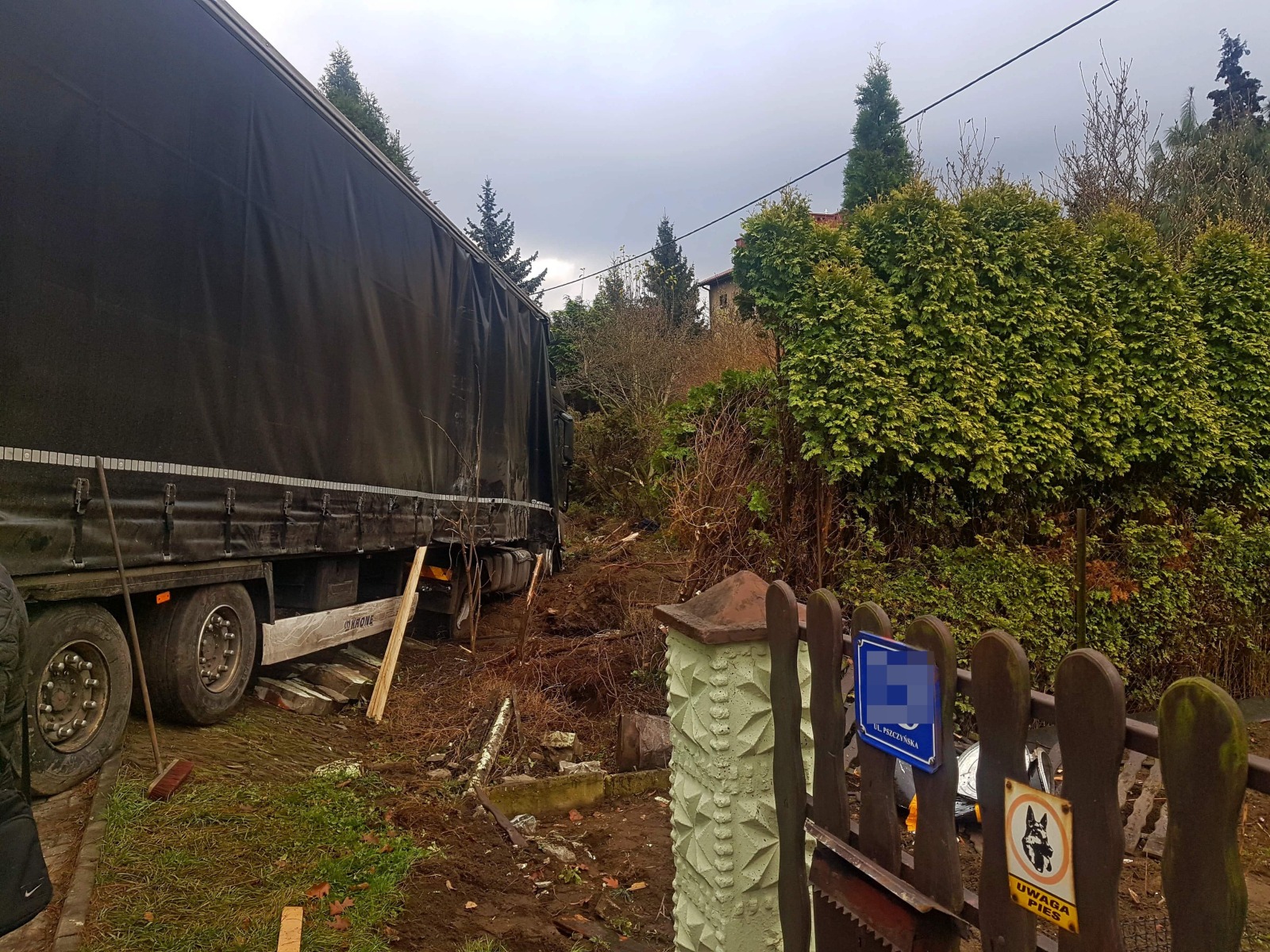 Samochód ciężarowy zjechał z drogi i wjechał na prywatną posesję. ZDJĘCIA!