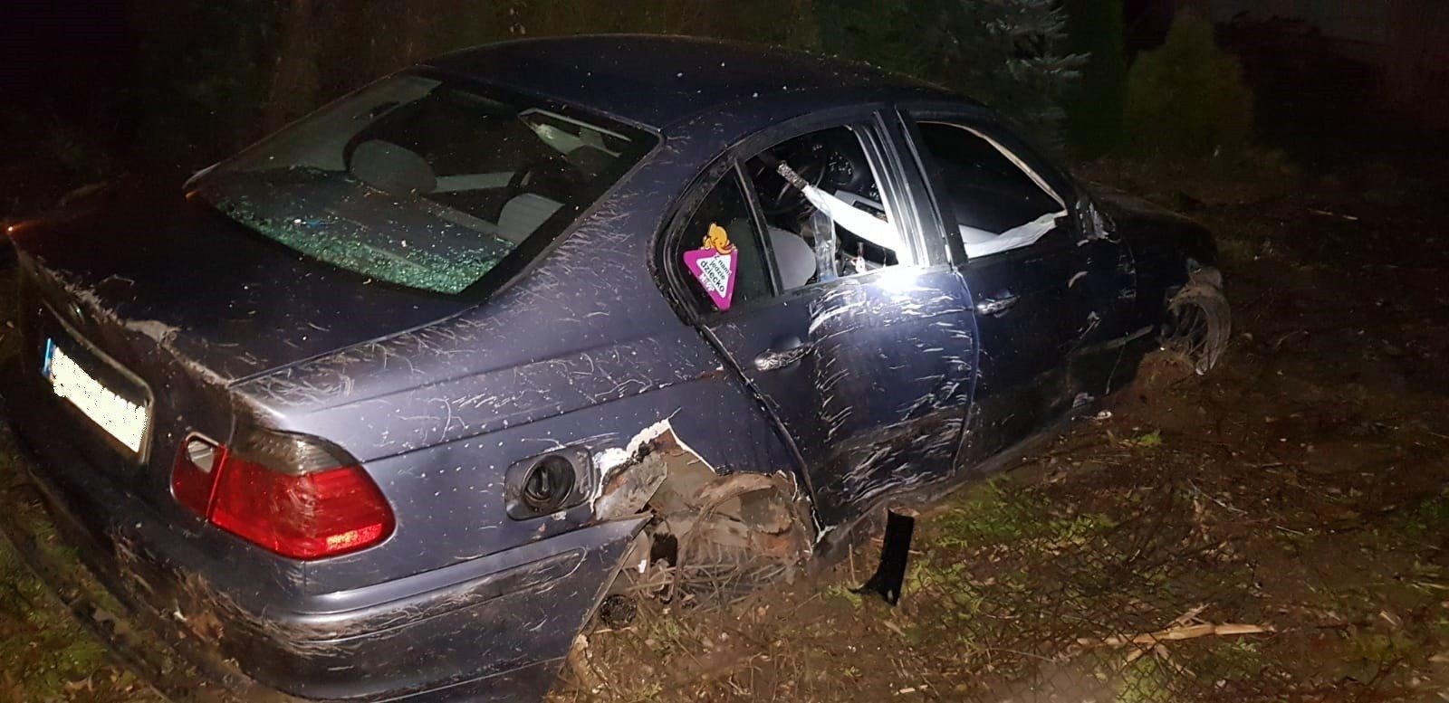Nietrzeźwy kierowca bez uprawnień,  „skasował” płot, drzewo i BMW.ZDJECIA !