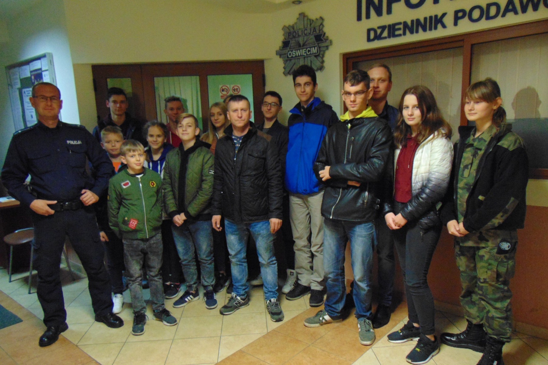 Młodzi druhowie z Poręby Wielkiej z wizytą w KPP Oświęcim. ZDJĘCIA!