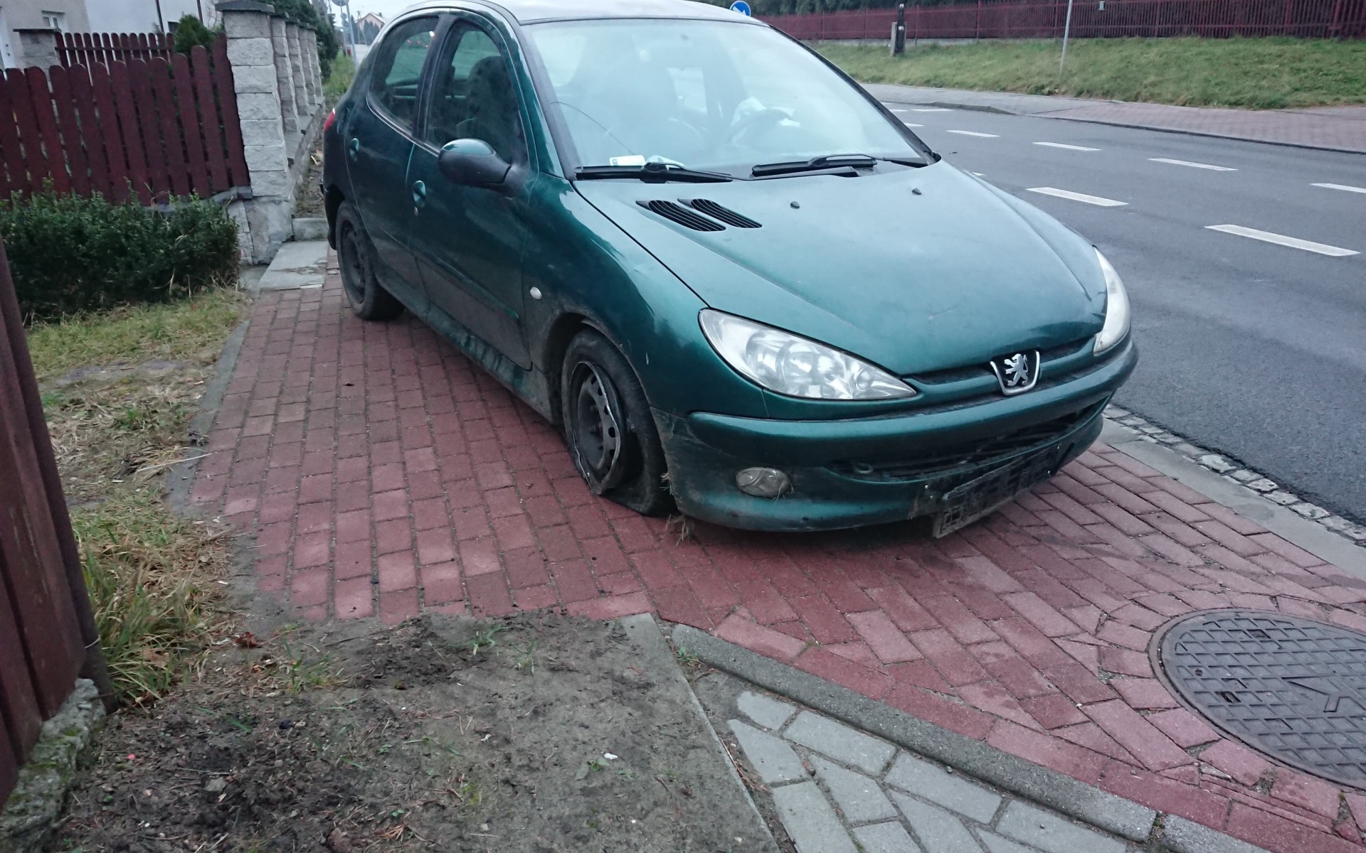 Kierowca posiadający cofnięte uprawnienia do kierowania spowodował kolizję drogową. ZDJĘCIA!