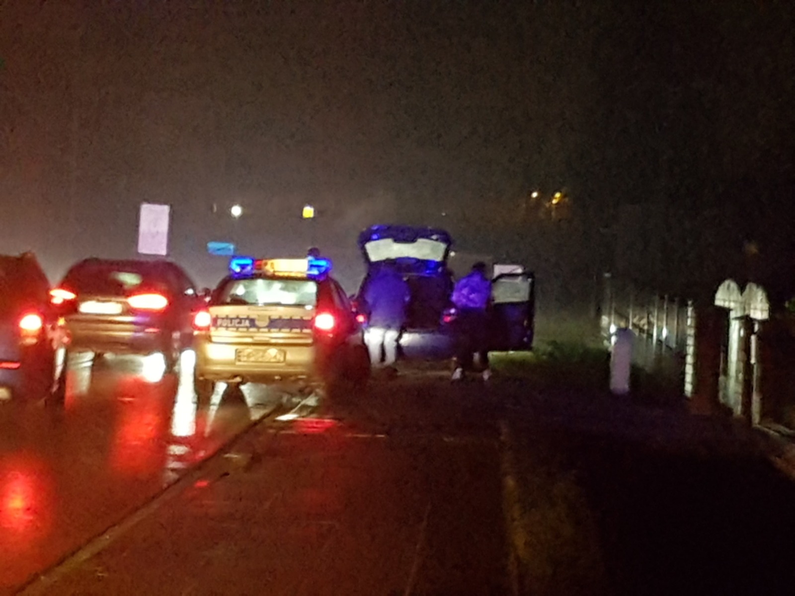 Kierująca przejechała przez środek dużego ronda, bo …. go nie zauważyła. Z pomocą przyszli Policjanci. ZDJĘCIA, FILM!