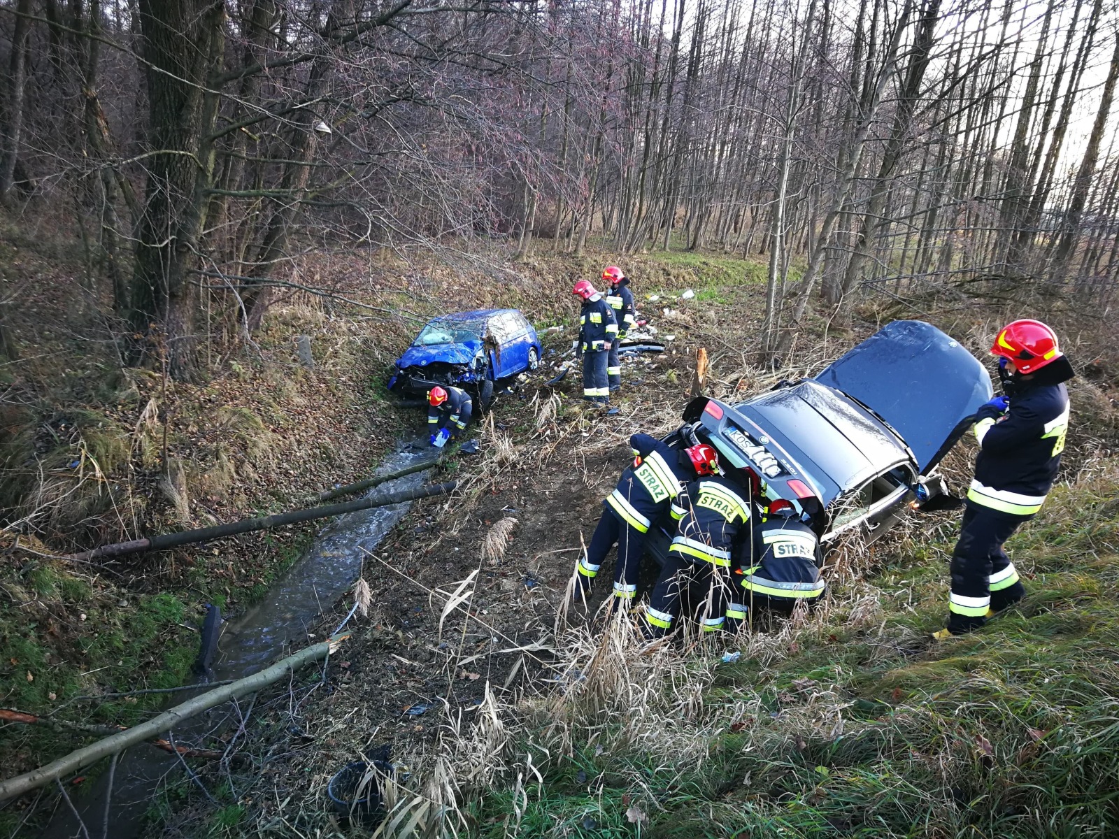 Wypadek na DW948 w Grojcu. Dwa samochody wypadły z drogi. ZDJĘCIA!