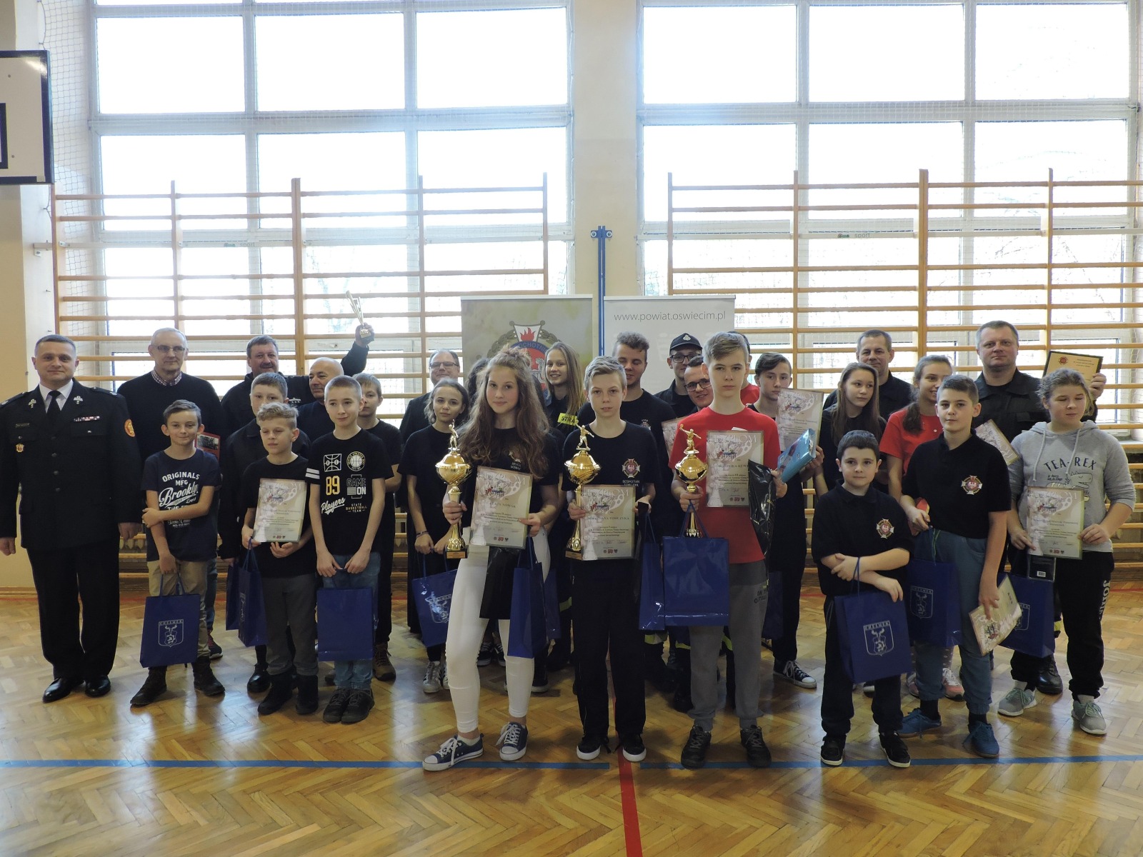 Młodzi strażacy oraz ich opiekunowie, rywalizowali w II Turnieju Tenisa Stołowego. ZDJĘCIA!