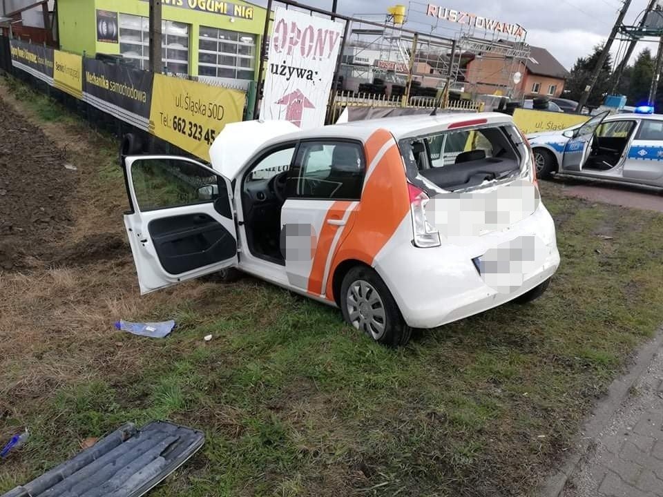 Samochód ciężarowy najechał na osobówkę. Jedna osoba została ranna. ZDJĘCIA!