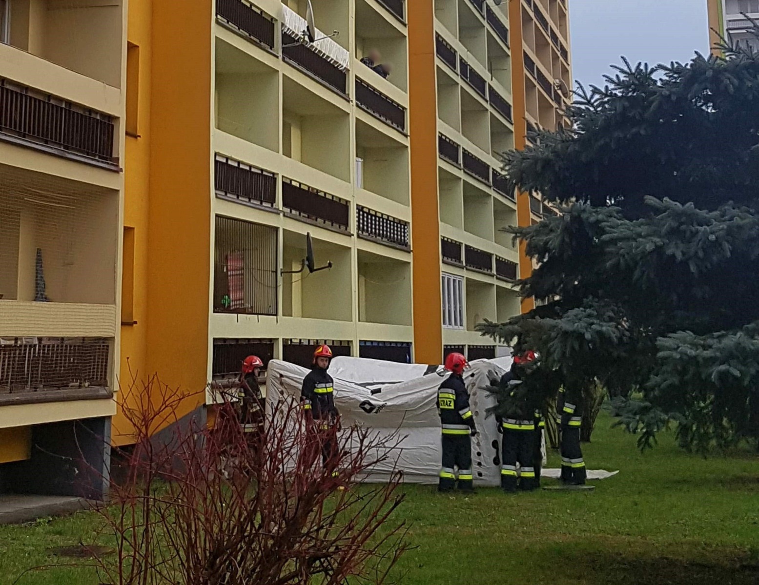 Desperat chciał skoczyć z balkonu na 9 piętrze. ZDJĘCIA, FILM!