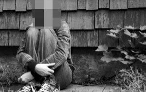 Nastolatka uciekła z domu i schowała się pod schodami u kolegi