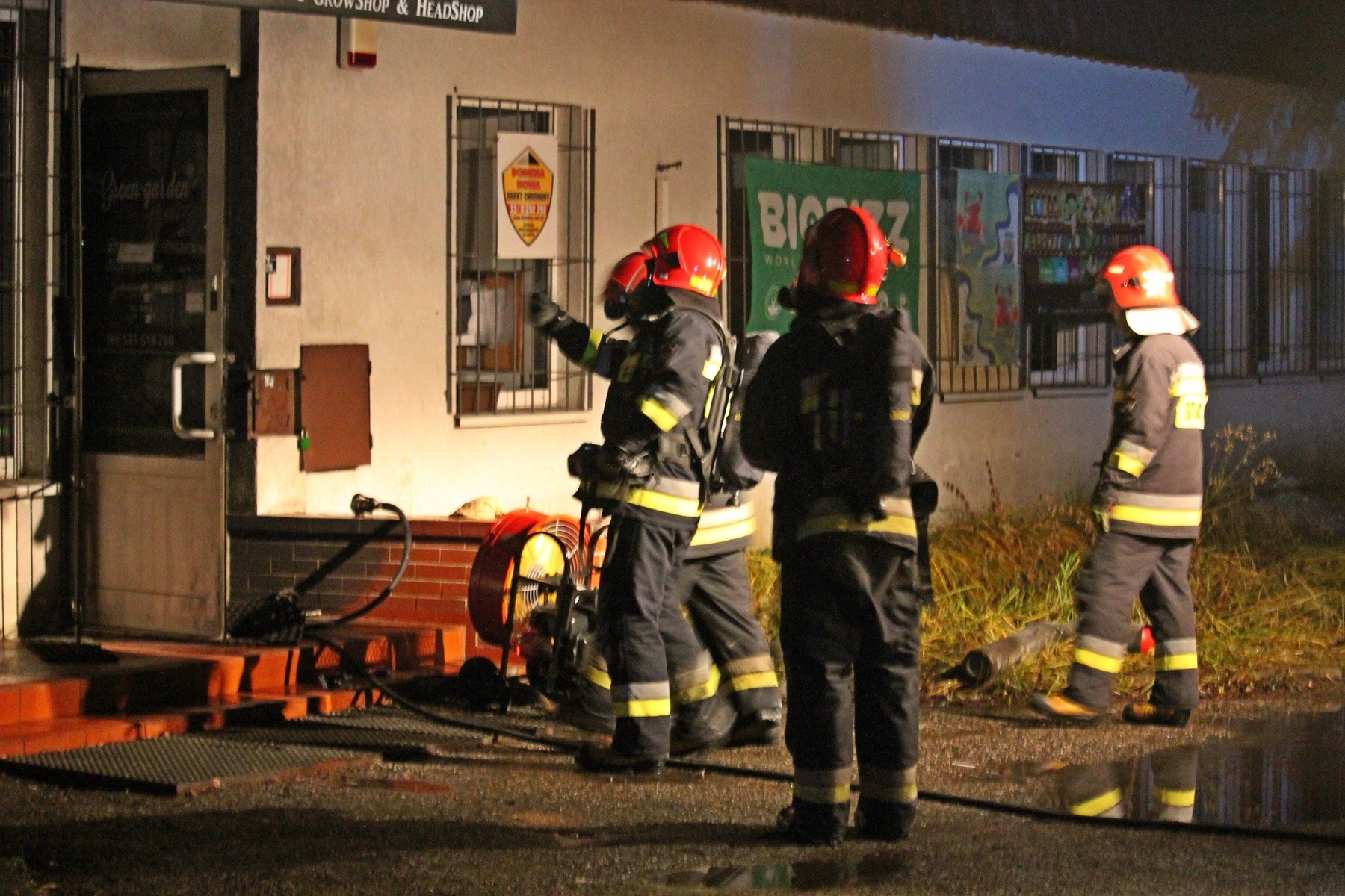 Pożar sklepu, w którym wcześniej doszło do włamania. ZDJĘCIA!