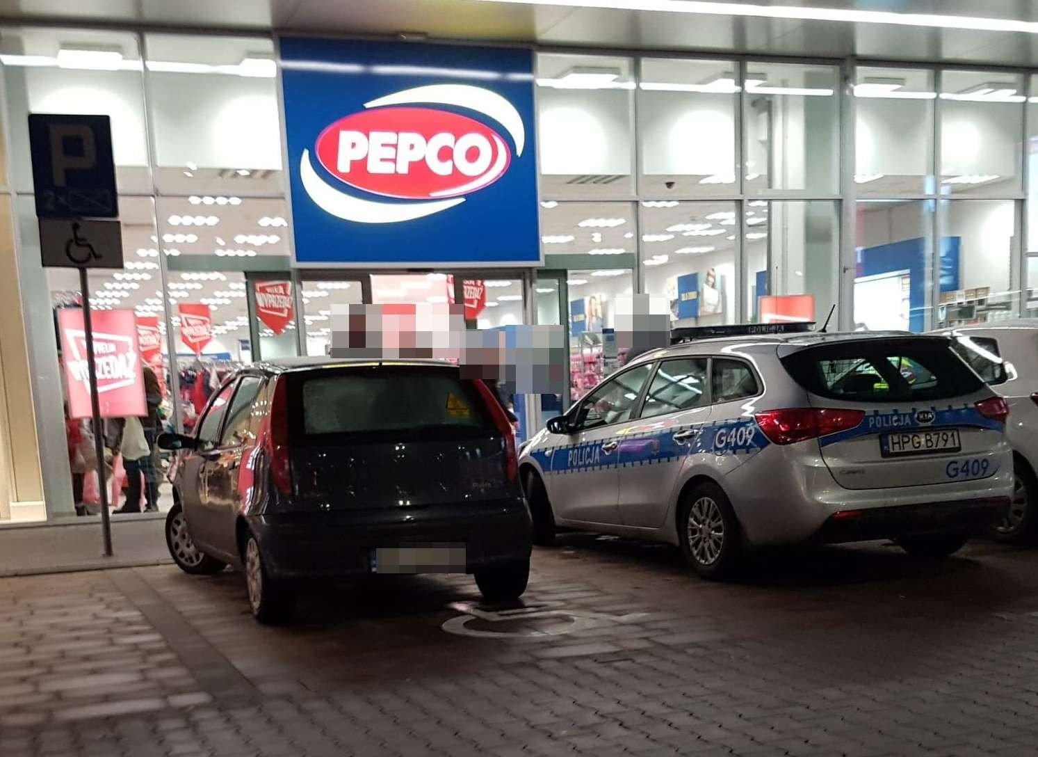 Policjanci apelują o zwracanie uwagi na małe dzieci pozostawione bez opieki. Tak było wczoraj w Oświęcimiu. ZDJĘCIA!