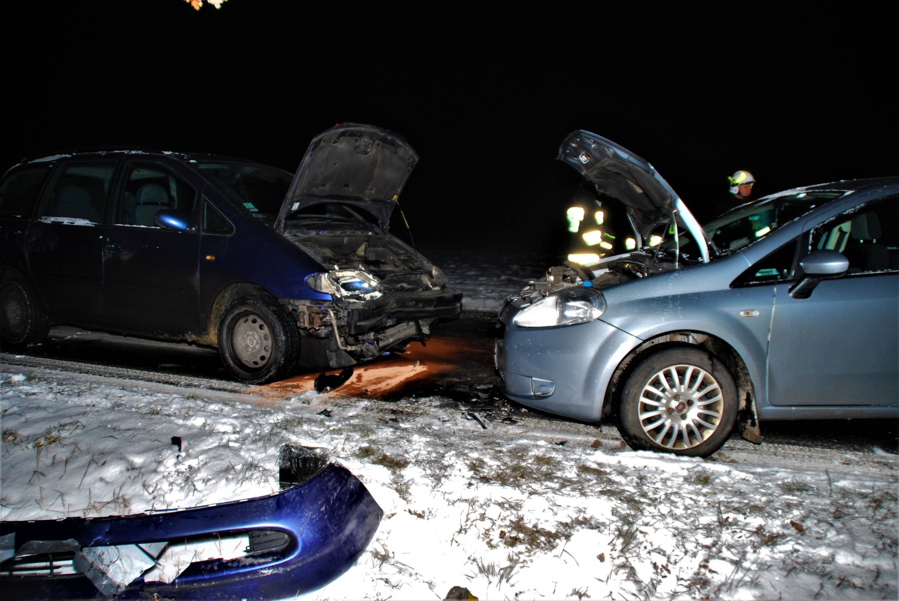 Czołowe zderzenie dwóch pojazdów w Porębie Wielkiej. ZDJĘCIA, FILM!