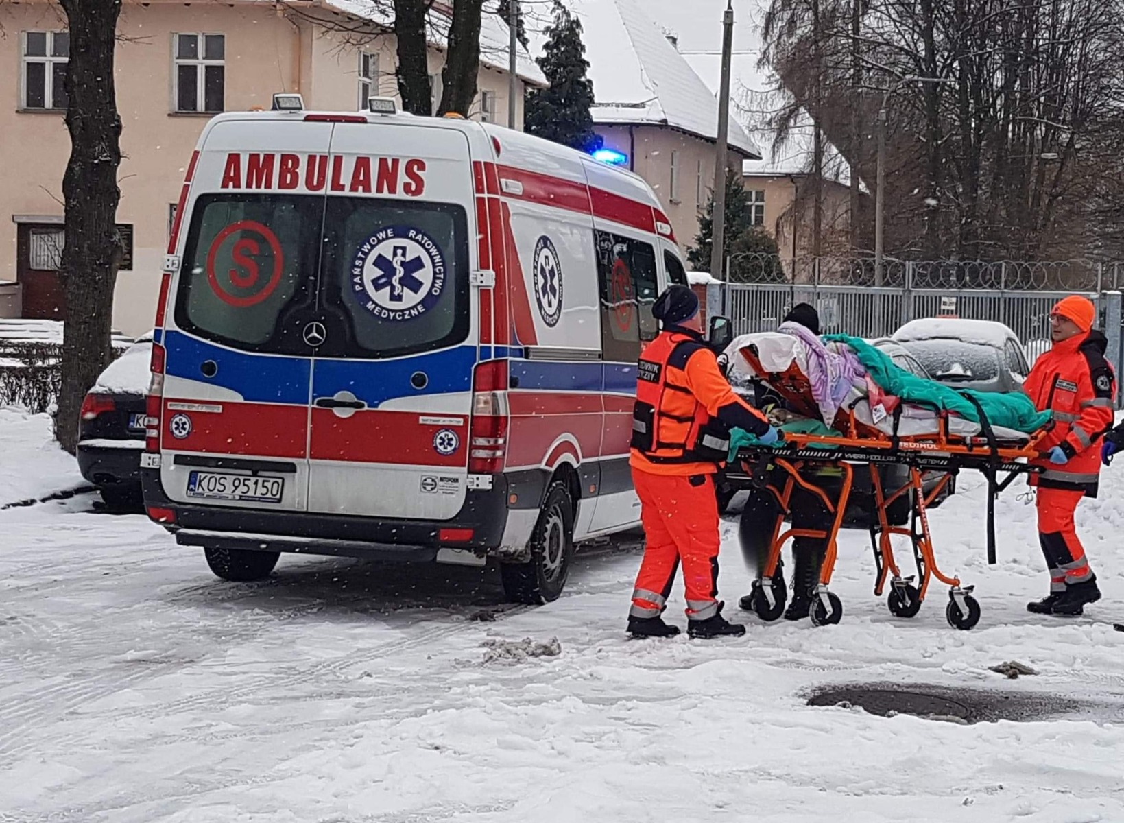 Rodzina z Oświęcimia podtruta tlenkiem węgla. Nastolatka śmigłowcem LPR trafi do szpitala z komorą hiperbaryczną. FILM, ZDJĘCIA!