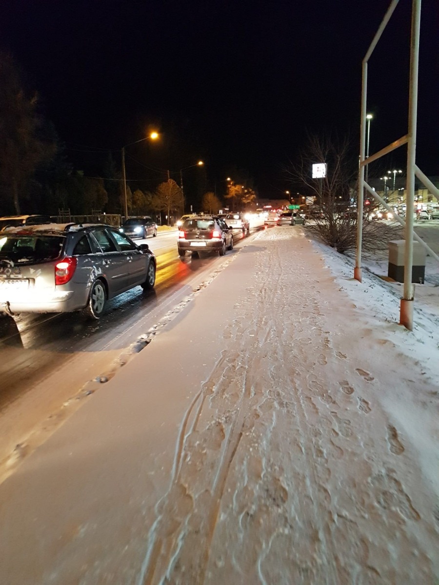 UWAGA ! Paraliż komunikacyjny Oświęcimia. Policja zablokowała ulicę Zaborską.