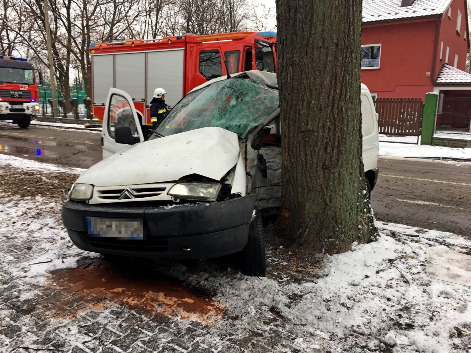 Wypadek w Kętach. Aby ewakuować kierowcę strażacy użyli narzędzi hydraulicznych. ZDJĘCIA!