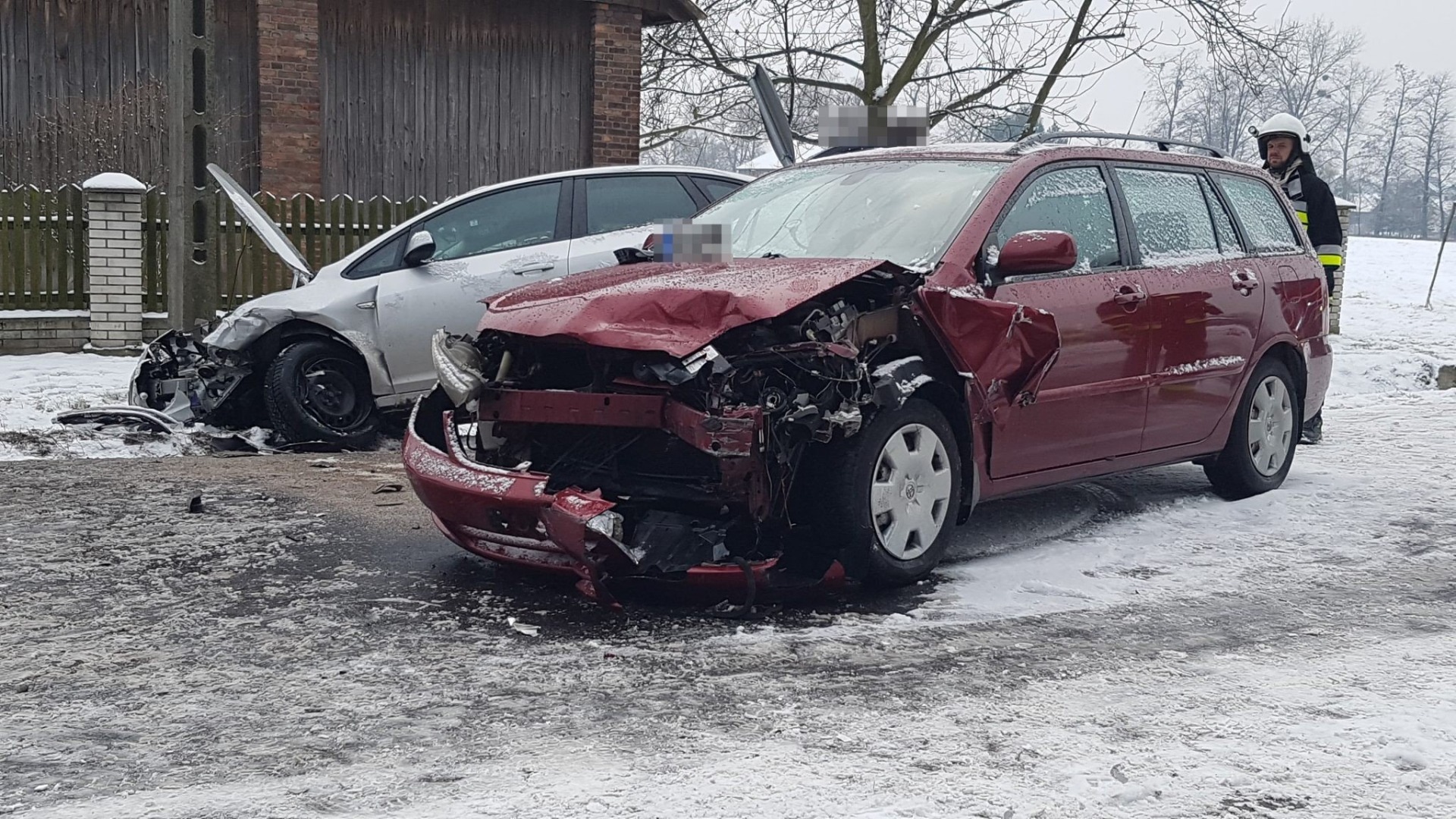 Trzy pojazdy zderzyły się w Porębie Wielkiej. ZDJĘCIA !