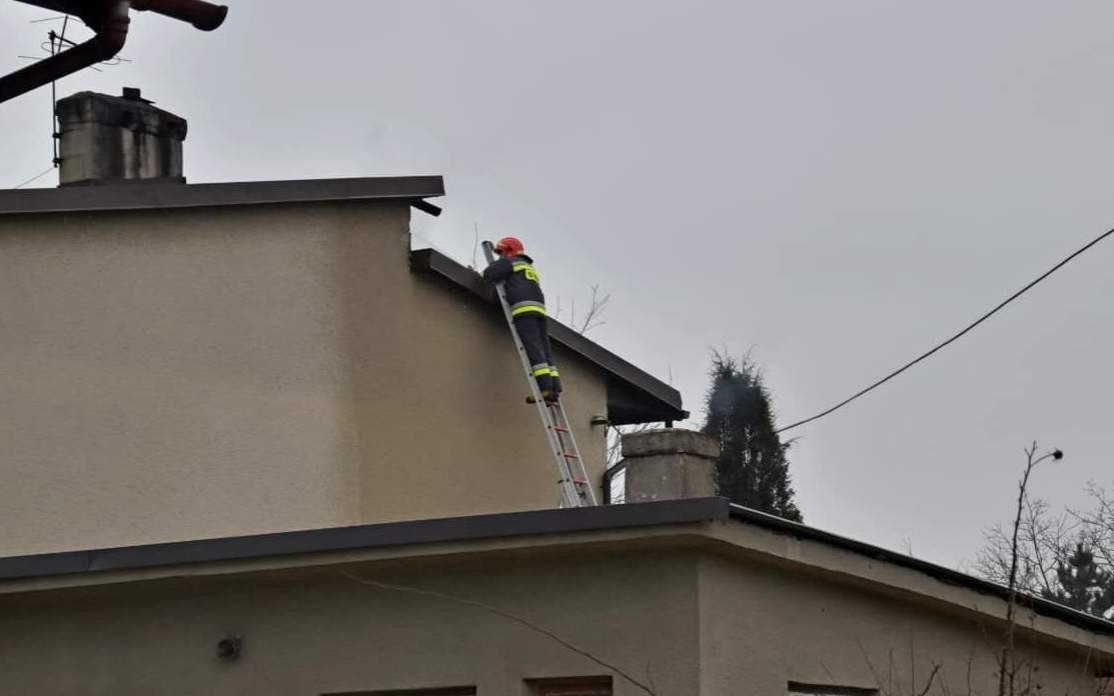 Pięć zastępów straży pożarnej gasiło pożar na poddaszu budynku. ZDJĘCIA!