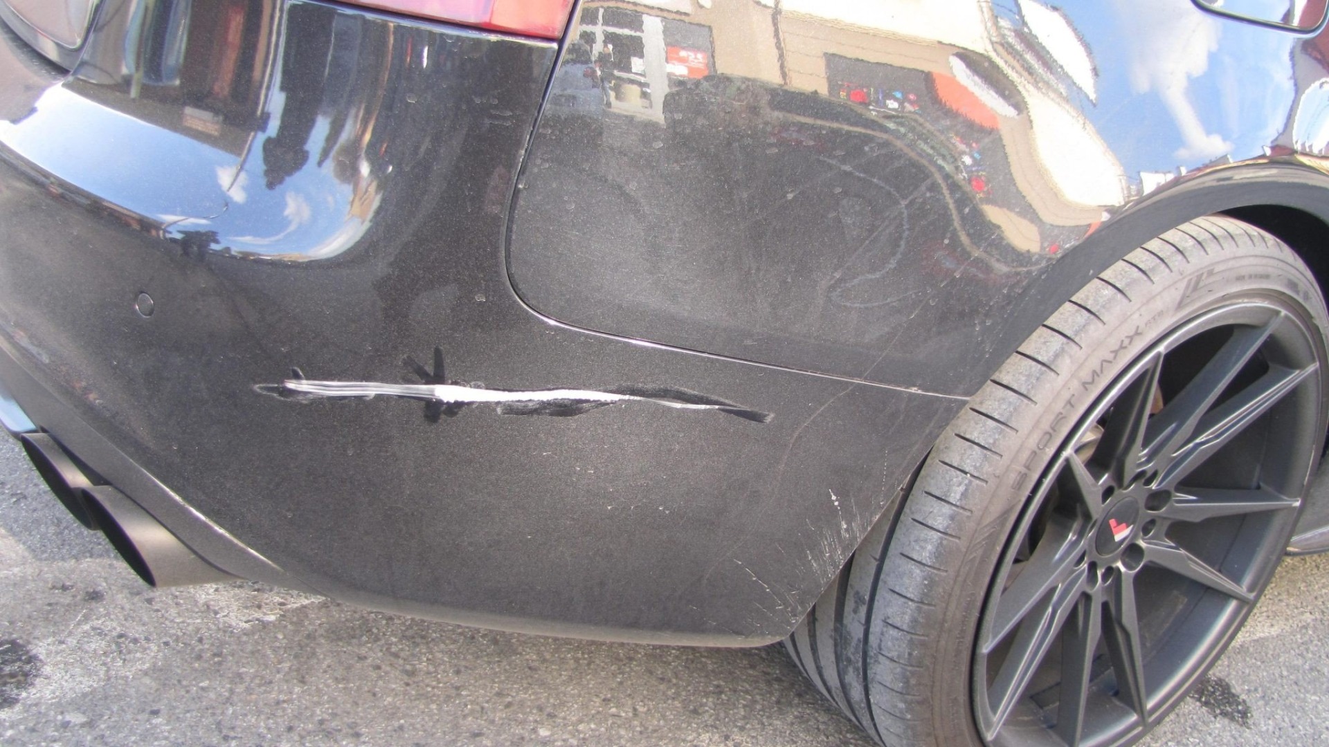 Pijany rowerzysta spowodował kolizje przewożąc… komodę – ZDJĘCIA!