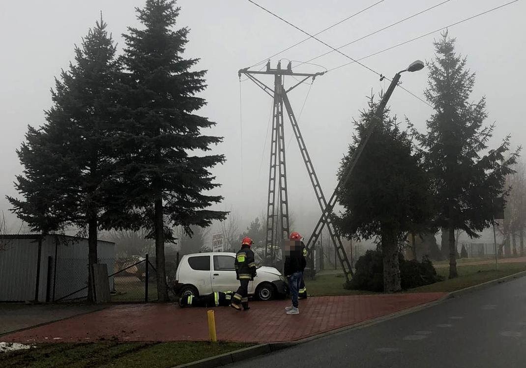 Słup energetyczny stanął na drodze Fiata Cinquecento – ZDJĘCIA!