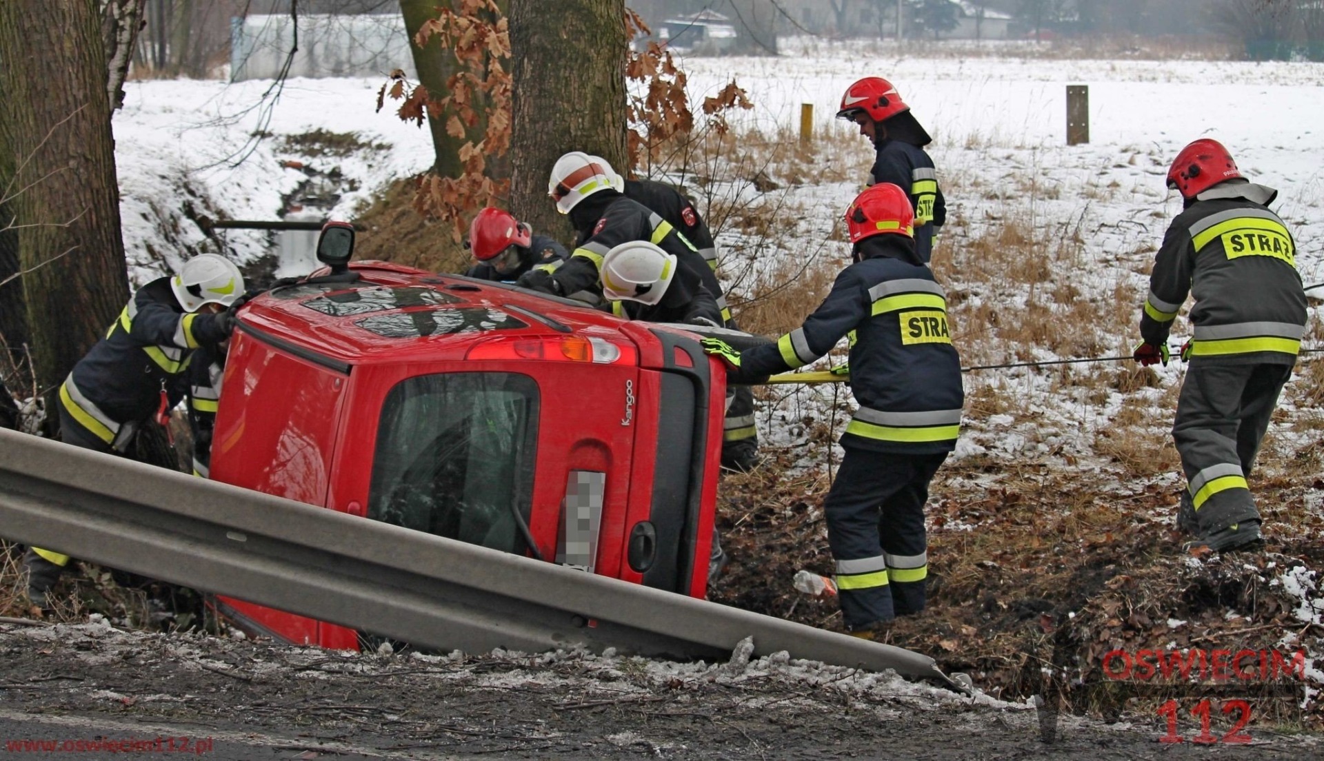 Dachowanie na DW933 w Brzeszczach. ZDJĘCIA!