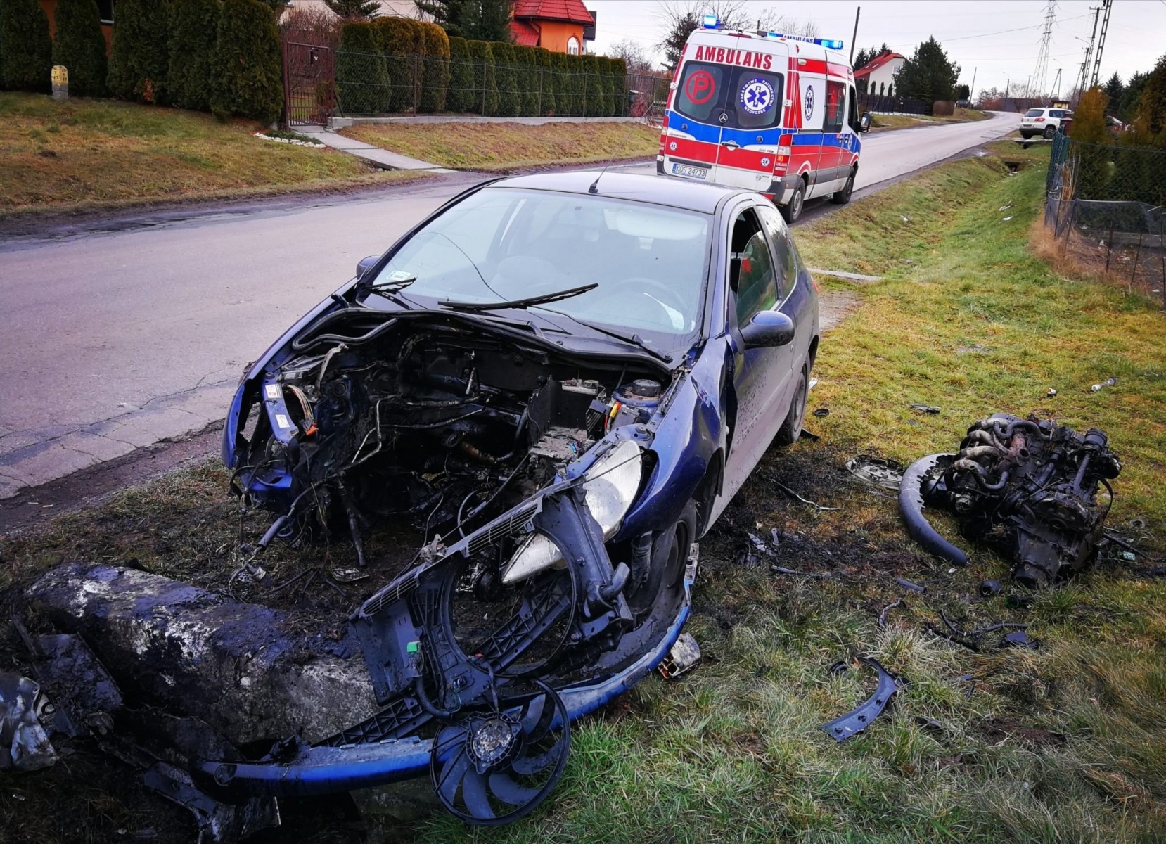 Po uderzeniu w betonowy mostek z samochodu wypadł silnik – ZDJĘCIA!