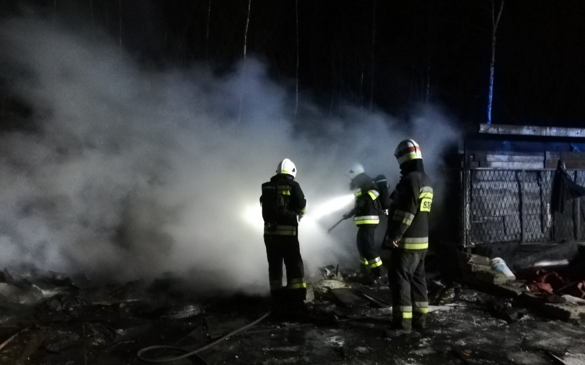Pożar przyczepy kempingowej, w której mieszkały osoby bezdomne – ZDJĘCIA!