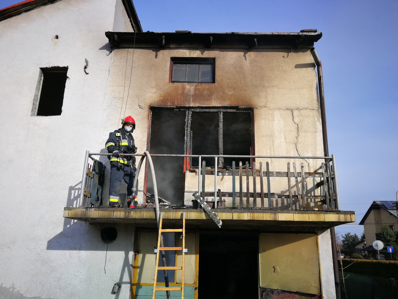 Pożar budynku mieszkalnego w Babicach. Jedna osoba poparzona – ZDJĘCIA, FILM!