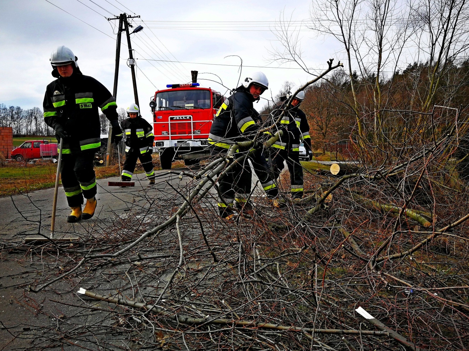Strażacy interweniowali w związku z silnym wiatrem, który dodatkowo utrudniał akcje gaśnicze – ZDJĘCIA!