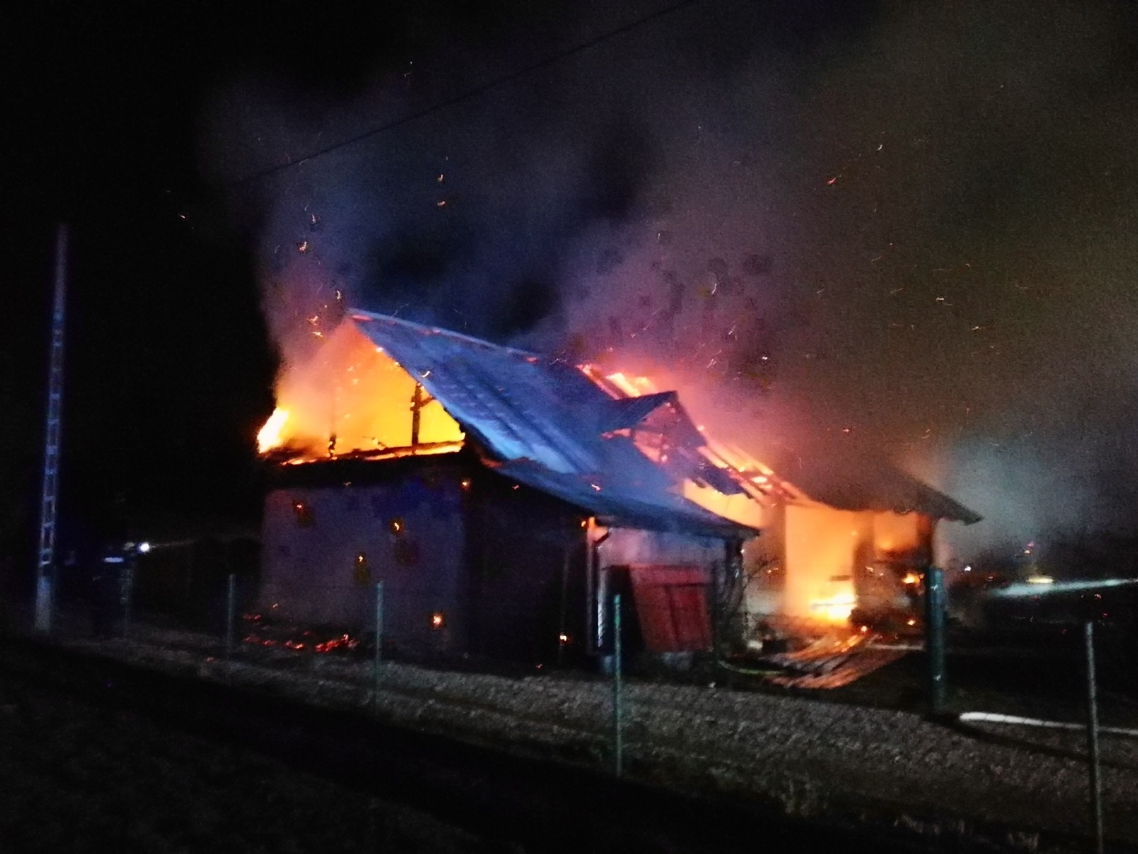 Pożar budynku gospodarczego w Palczowicach – ZDJĘCIA, FILM!