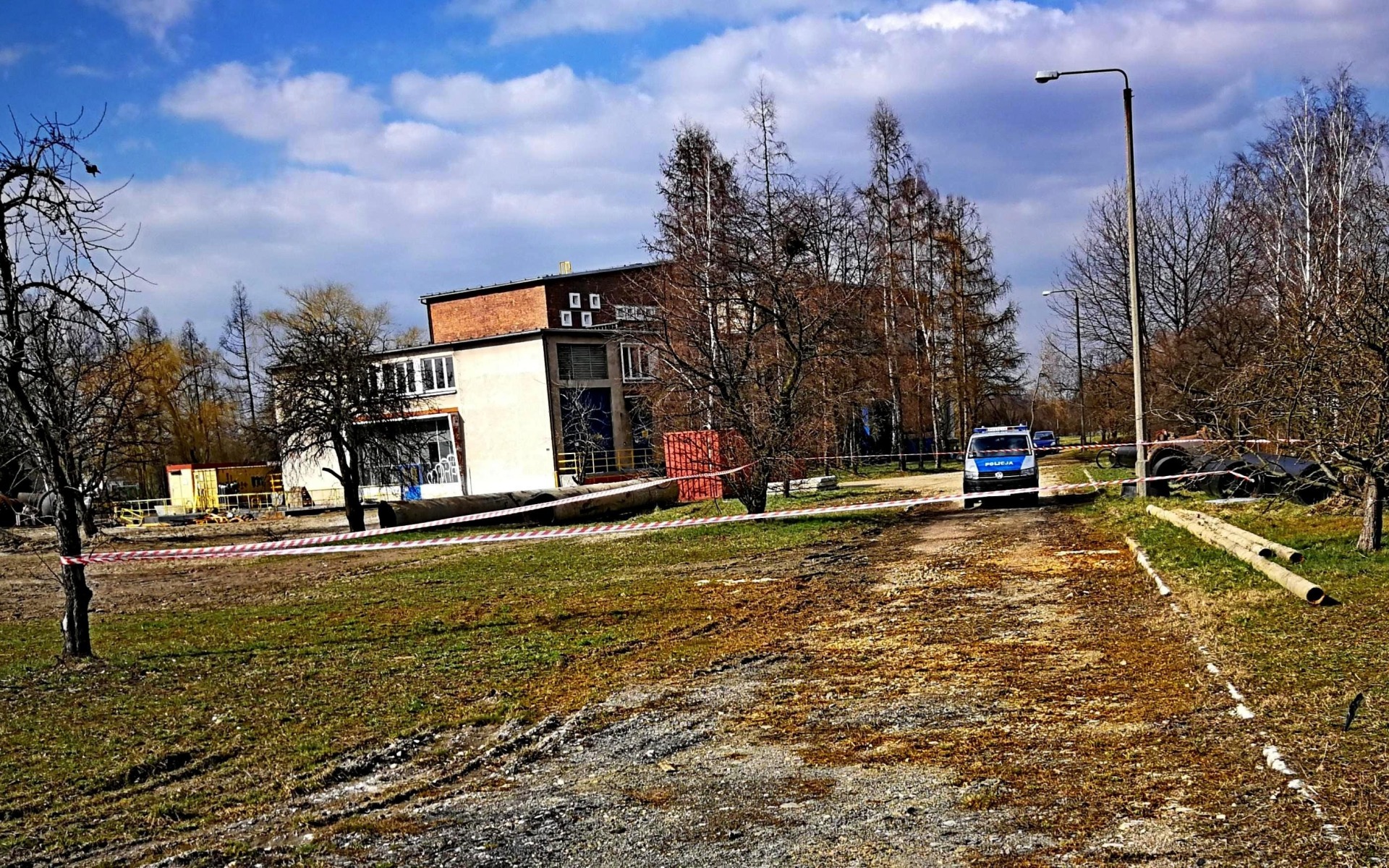 Funkcjonariusze Policji strzegą miejsca, w którym ujawniono niewybuch – ZDJĘCIA!