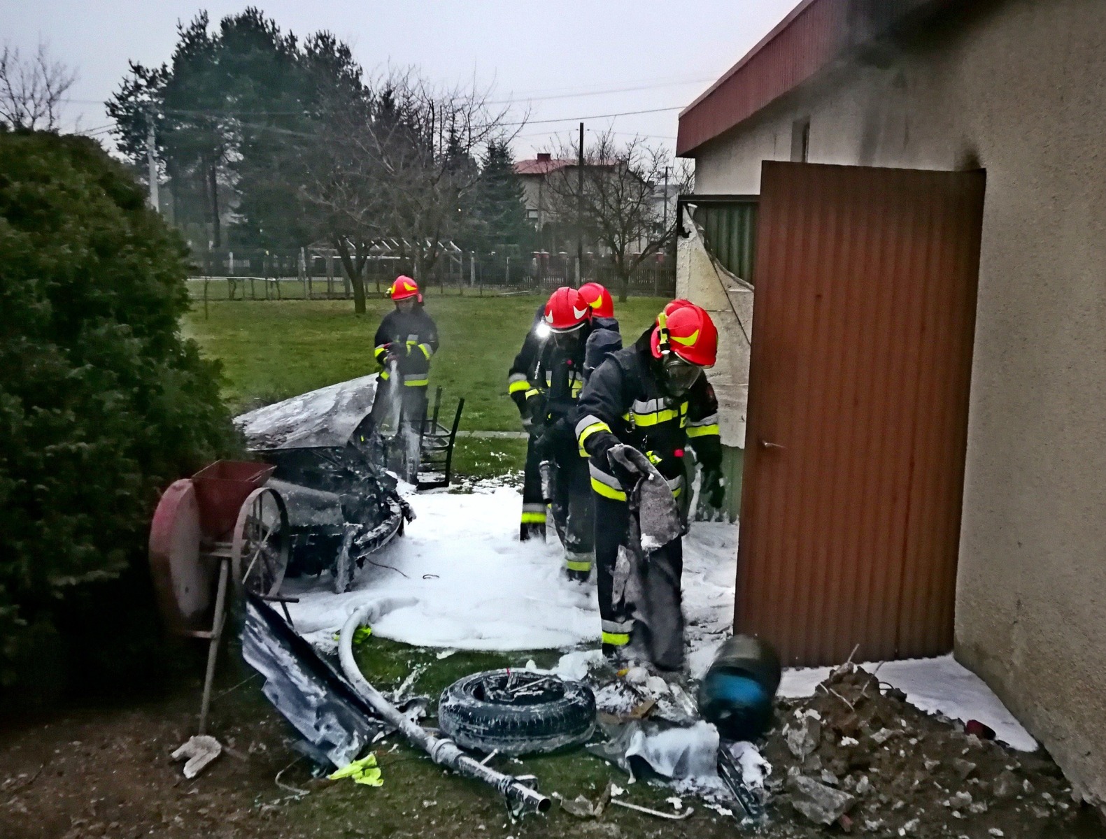 Pożar garażu w Oświęcimiu, zapalił się samochód – ZDJĘCIA, FILM!