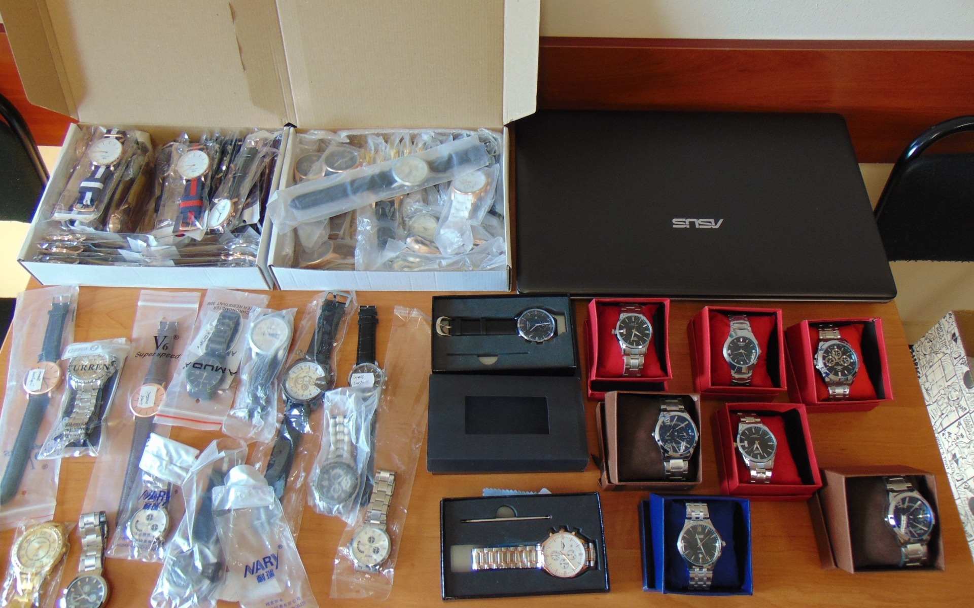 20-latek handlował w sieci zegarkami z podrobionymi znakami towarowymi – ZDJĘCIA!