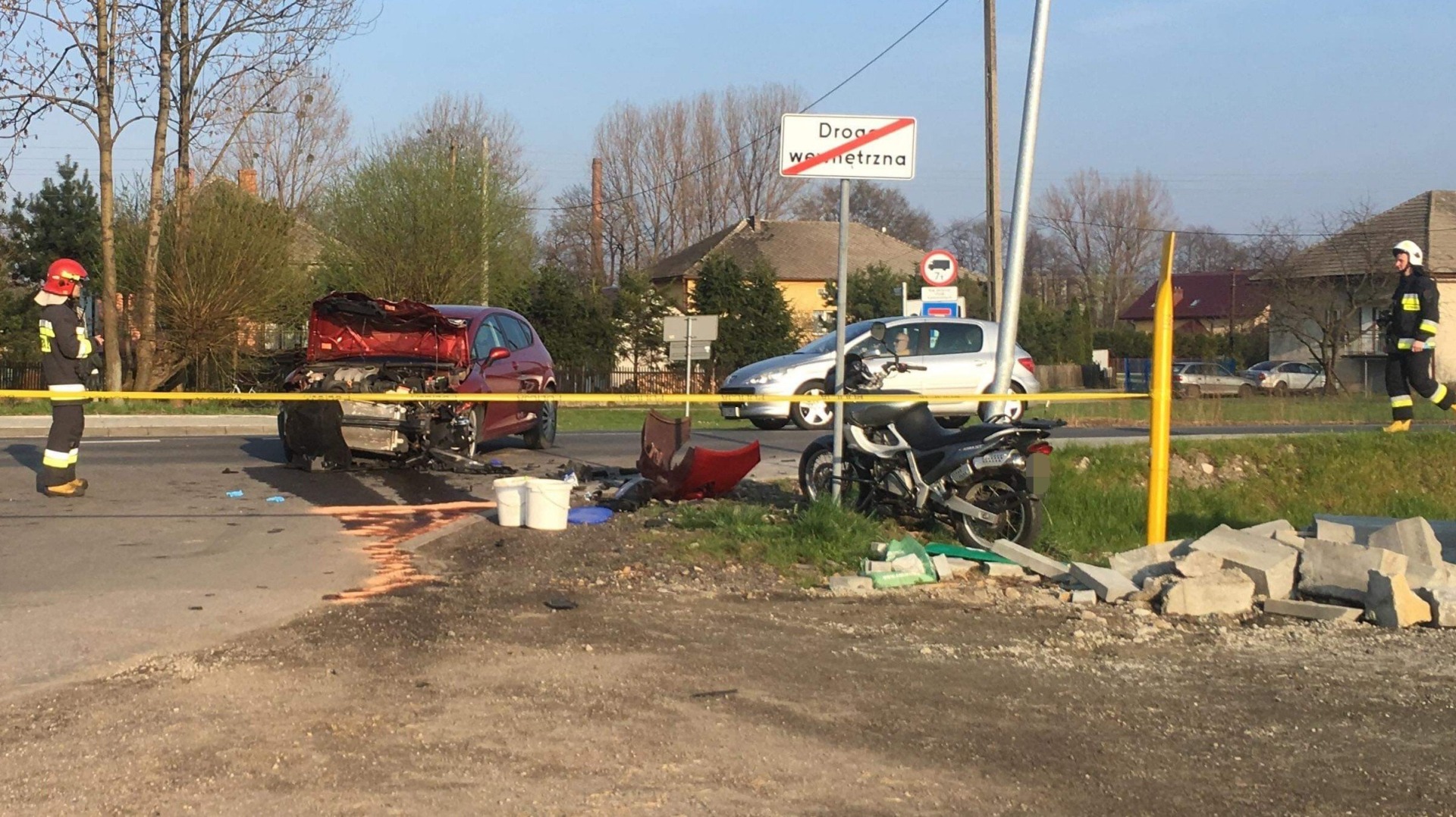 Poważny wypadek z udziałem motocyklisty na DW948 w Bielanach – ZDJĘCIA!