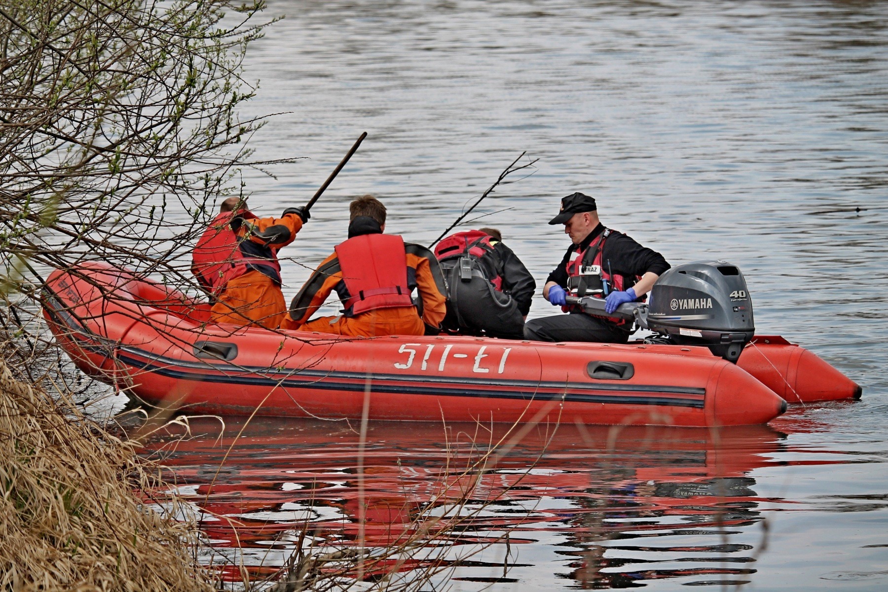 Zwłoki mężczyzny wyłowiono z rzeki Wisły. Prokuratura nakazała zabezpieczyć ciało do sekcji – ZDJĘCIA!